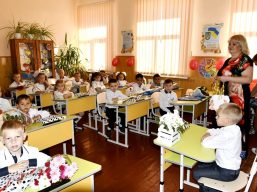 Заклади загальної середньої освіти (КЗЗСО) І – ІІІ ступенів №1 та №3 укомплектовані додатковими шкільними меблями для початкових класів