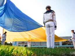 Біля Одеського аеропорту підняли великий Державний прапор України
