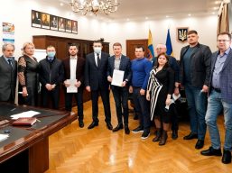 Понад десять очільників громад Одещини підписали меморандуми з «Укрпоштою» в обласній раді