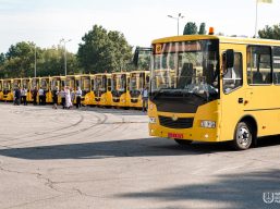 Громадам Одеської області вручили 21 шкільний автобус