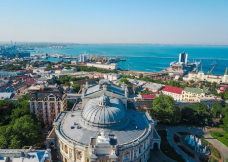 Aerial-view-of-the-Odessa-Ukraine-Opera-House-and-Ballet-Theater-560×420