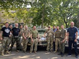 Заступник голови Одеської обласної ради передав військовим автомобілі та медичний вантаж 