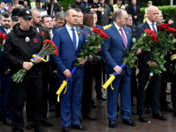 Участь керівництва обласної ради у покладанні квітів з нагоди відзначення Дня пам’яті та примирення